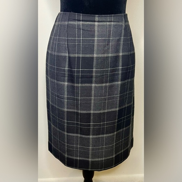 100% wool skirt. Amanda Smith plaid wool skirt, lined. Gray/black size 10 EUC - Picture 1 of 9